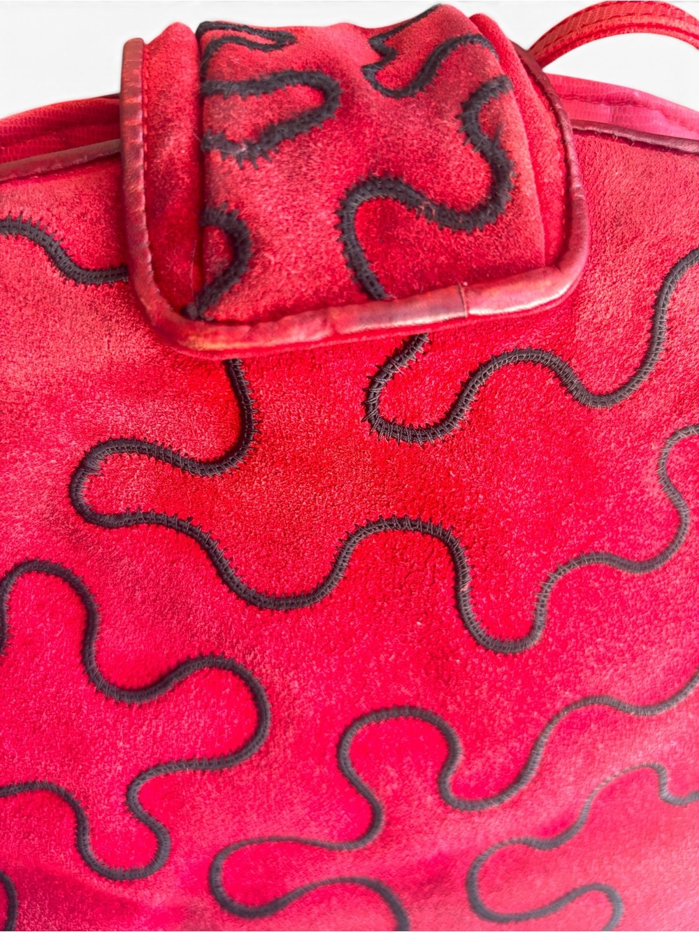 Large Vintage Sharif Red Suede Shoulder Bag with Abstract Design & Black Tassel - Picture 7 of 11